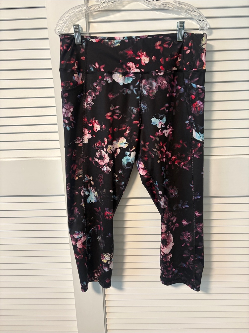 Avia Black Floral Capri Leggings